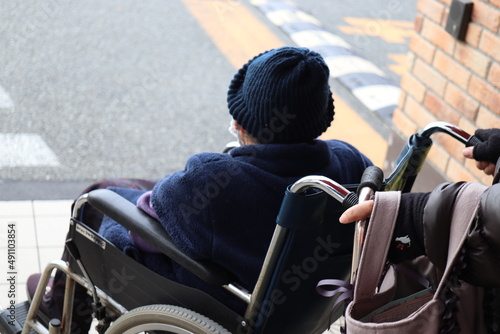 車椅子 介護 道路横断 障害者