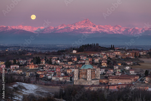 alba con plenilunio con veduta sul monviso tinto di rosa e la cupola ellittica del santuario di vicoforte