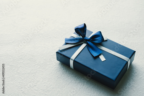 青いプレゼントの箱 白背景