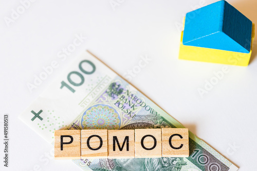 Pomoc Ukrainie, napis, banknot oraz domek z klocków w kolorze flagi Ukrainy