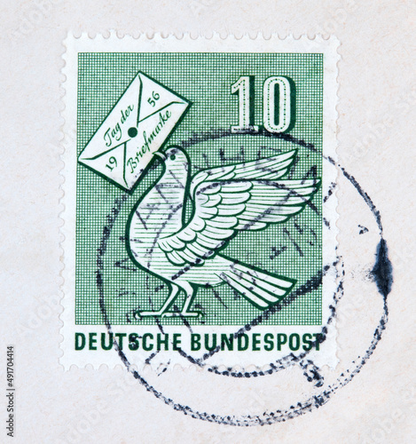 briefmarke stamp gebraucht used frankiert cancel gestempelt vintage retro alt old papier paper brieftaube dove pidgeon tag der briefmarke 10 grün green