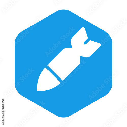 Arma explosiva aérea militar. Icono plano silueta de bomba aérea en hexágono color azul