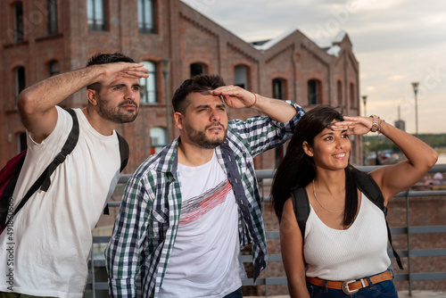 Grupo de jóvenes amigos observando a lo lejos en la ciudad de Rosario