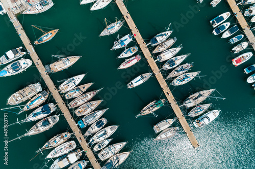 Marina i port w Grecji, na Krecie, dużo łodzi i jachtów zacumowanych w porcie, piękna pogoda, ujecie z drona