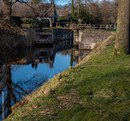 Stara śluza wodna na kanale w Niderlandach