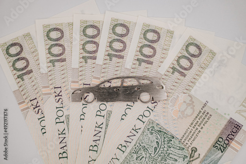 Auto i plik banknotów