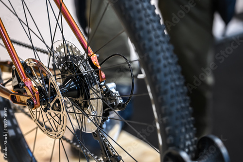 velo cycle bicyclette roue cycliste electrique energie environnement mobilité freins disque