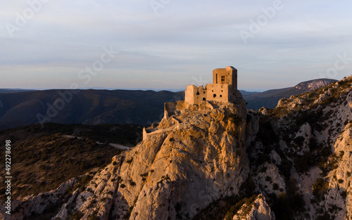 Fort cathare surplombant les falaises