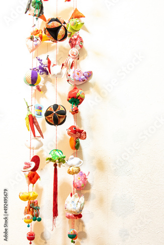 日本の伝統工芸品、3月桃の節句のひな祭りで飾るつるし雛 コピースペース有