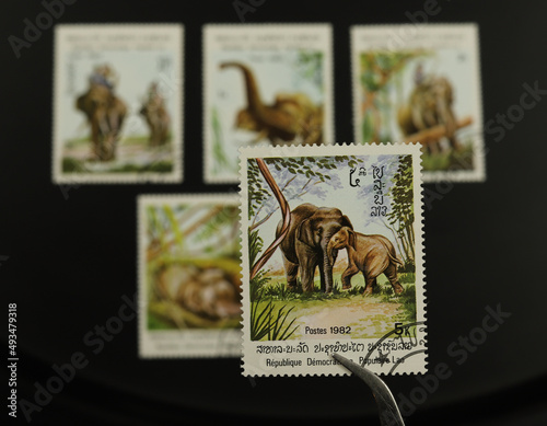 Znaczki pocztowe - Laos - XX wiek, lata 80., słonie, praca ludzi. Kolekcja znaczków, hobby.