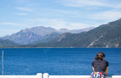 Mujer mirando el lago, Bariloche, Patagonia