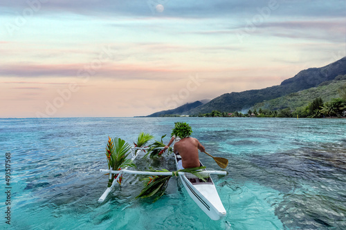 Arrivée en pirogue pour mariage traditionnel à Mo'orea en Polynésie française 