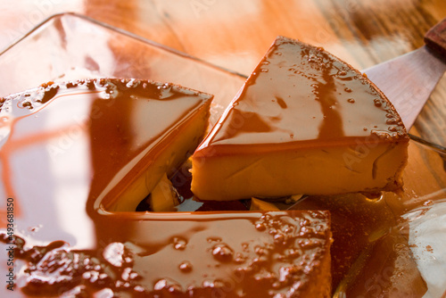 Flan Napolitano Casero Con Caramelo Postre Oro en Plato de Vidrio Presentación Lujoso