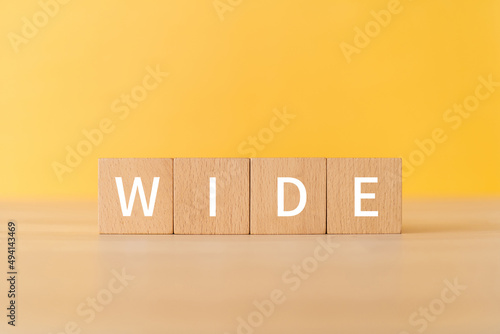 「WIDE」と書かれた積み木