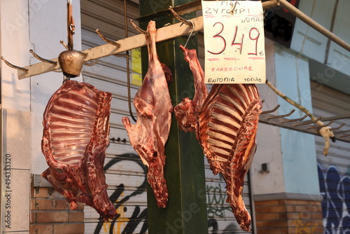 Frische Lammrippchen auf einem Markt in Saloniki