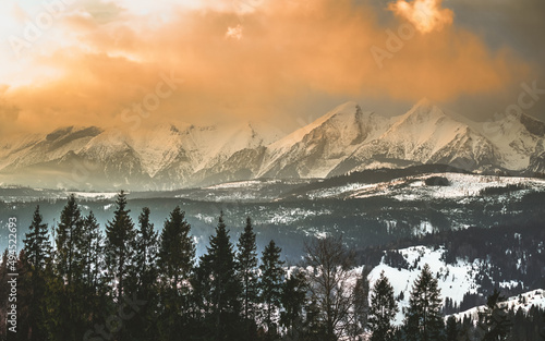 Tatry Wysokie o świcie, zima, szczyty w chmurach, Karpaty, widok z przełęczy nad Łapszanką.