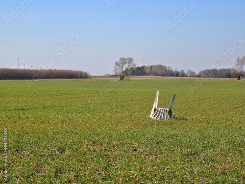 Plastikowe krzesło po środku pola uprawnego