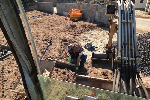 Budowa wjazdu do nowego domu. Układanie krawężników betonowych. Construction of an entrance to a new home. Laying concrete curbs.