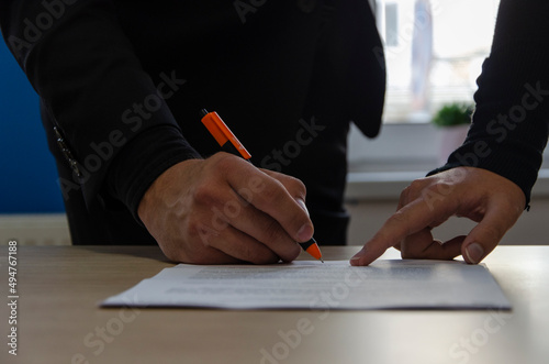 Podpisywanie umowy we wskazanym przez kobiecą dłoń miejscu