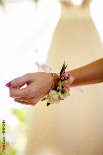 bracelet de fleurs blanches et roses porté à l'occasion d'un mariage 