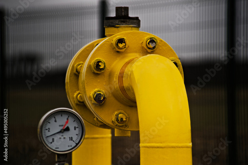 Zawór gazowy w rozdzielni gazu ziemnego ( metan ) , łączący żółte rury , rozmyty manometr . 