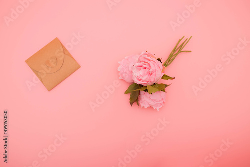 Sfondo rosa con tulipano e tastiera