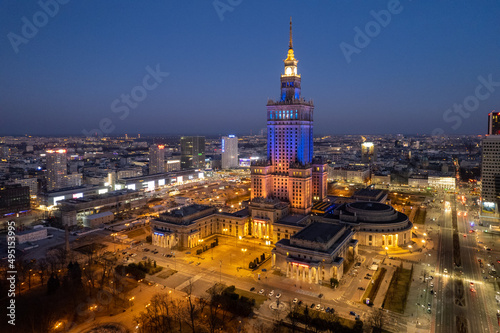 Warszawa, wieżowce nocą, zdjęcia z drona, zachód słońca