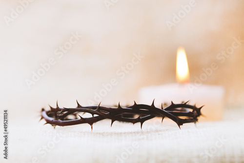 예수그리스도의 고난의 십자가와 죽음과 부활을 상징하는 가시면류관과 밝게 빛나는 촛불 배경 