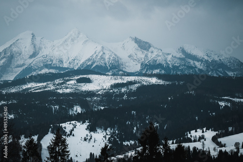 Tatry Wysokie o świcie, zima, szczyty w chmurach, Karpaty, widok z przełęczy nad Łapszanką.