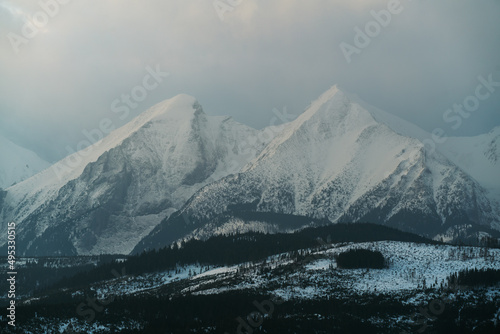 Tatry Wysokie o świcie, zima, szczyty w chmurach, Karpaty, widok z przełęczy nad Łapszanką.