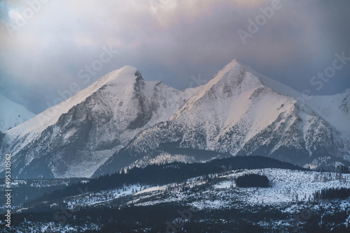 Tatry Wysokie o świcie, zima, szczyty w chmurach, Karpaty, widok z przełęczy nad Łapszanką.