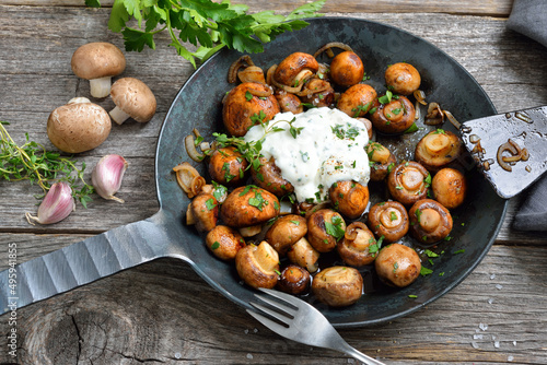 Streetfood, gebratene Champignons mit Kräuter-Knoblauch-Dip – Fried mushrooms with shallots and parsley, served with a sour cream dip with herbs and garlic 