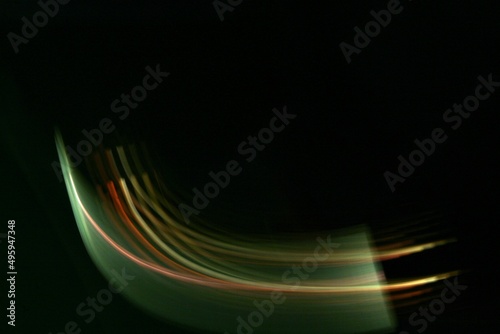 Luz dicroica en movimiento y velocidad con desenfoque forma lìneas de diferentes colores, presenta un bello diseño abstracto en el espacio con fondo negro
