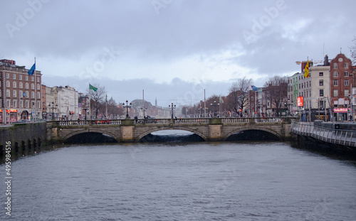 Die O'Connell Bridge ist die zentrale Brücke in Verlängerung der gleichnamigen Straße. Sie wurde 1794 fertiggestellt und überspannt die Liffey 