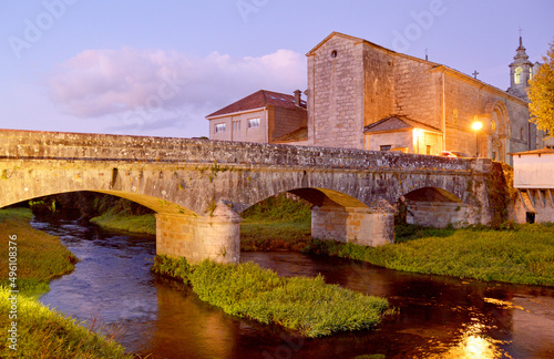 Puente de Santiago (Ponte de Santiago) sobre el río Sar en Padrón al atardecer, provincia de La Coruña, comarca del Sar, Galicia, España. 