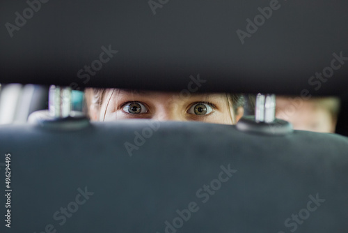 oczy kobiety, dziewczyna podgląda przez szczelinę w samochodzie