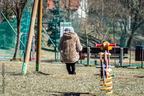 Dziewczyna spacerująca w parku