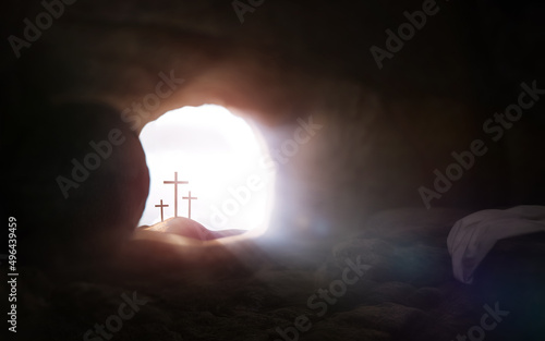예수 그리스도의 죽음과 부활 부활절을 상징하는 빈 무덤과 희생과 고난의 십자가 그리고 밝은 빛 배경 