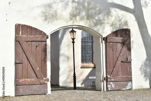 Stare drewniane drzwi w małej kościelnej bramie
