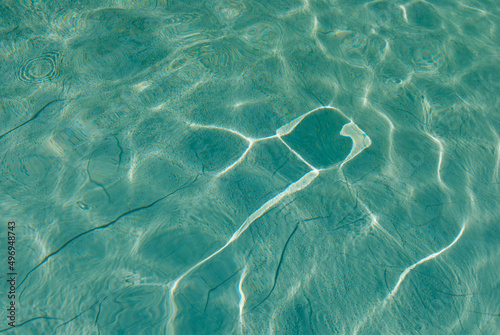 woda niebieska w basenie w promieniach słonecznych, abstrakcja