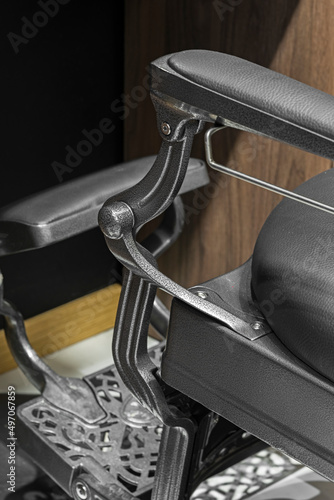 Detal na fotel fryzjesrki w ciemnym pomieszczeniu