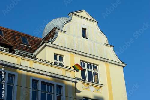 Tęczowa flaga na budynku