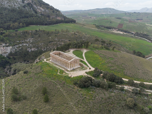 fotografia col drone del tempio di segesta in sicilia