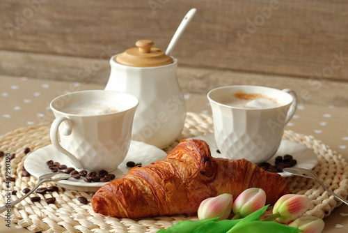 Kawa. Poranna kawa z rogalikiem. Coffee. Morning coffee with a croissant.
