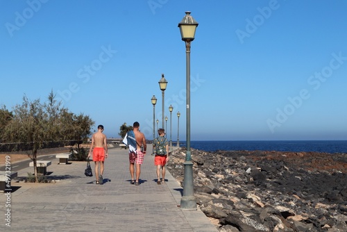 Turyści na promenadzie nad oceanem, Caleta de Fuste fuerteventura, 