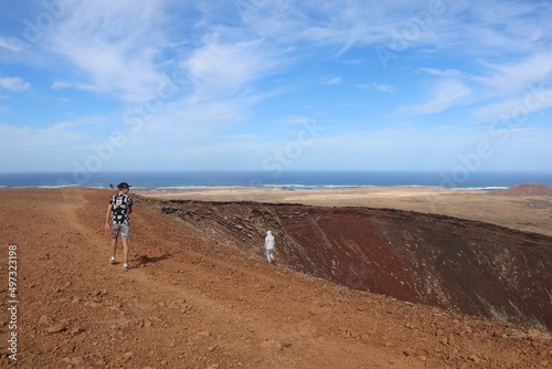 Turyści spacerujący nad kraterem wulkanu Calderon Hondo na Fuerteventura