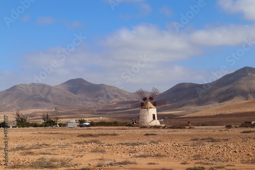 Piękny pustynny krajobraz z typowym młynem na wyspie Fuerteventura