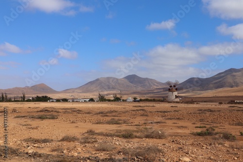 Pustynny pejzaż z malowniczym wiatrakiem na wyspie Fuerteventura