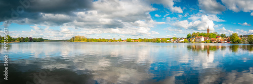 Feldberg mit See im Frühling - Panorama