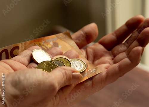 Manos r con dinero en las manos , monedas y billetes, concepto de contar